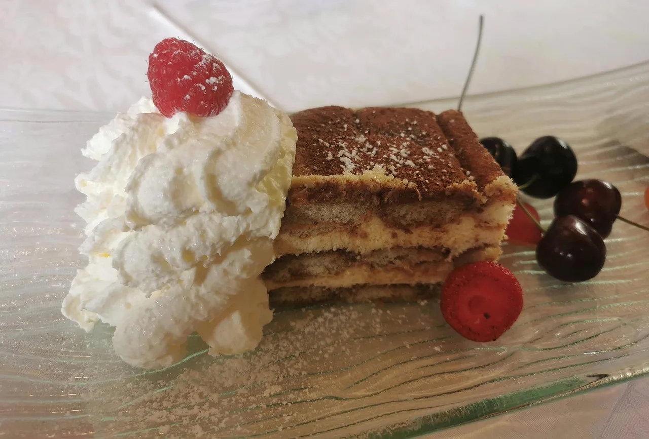 Delizioso tiramisù servito in un ristorante tipico di un villaggio veneto.