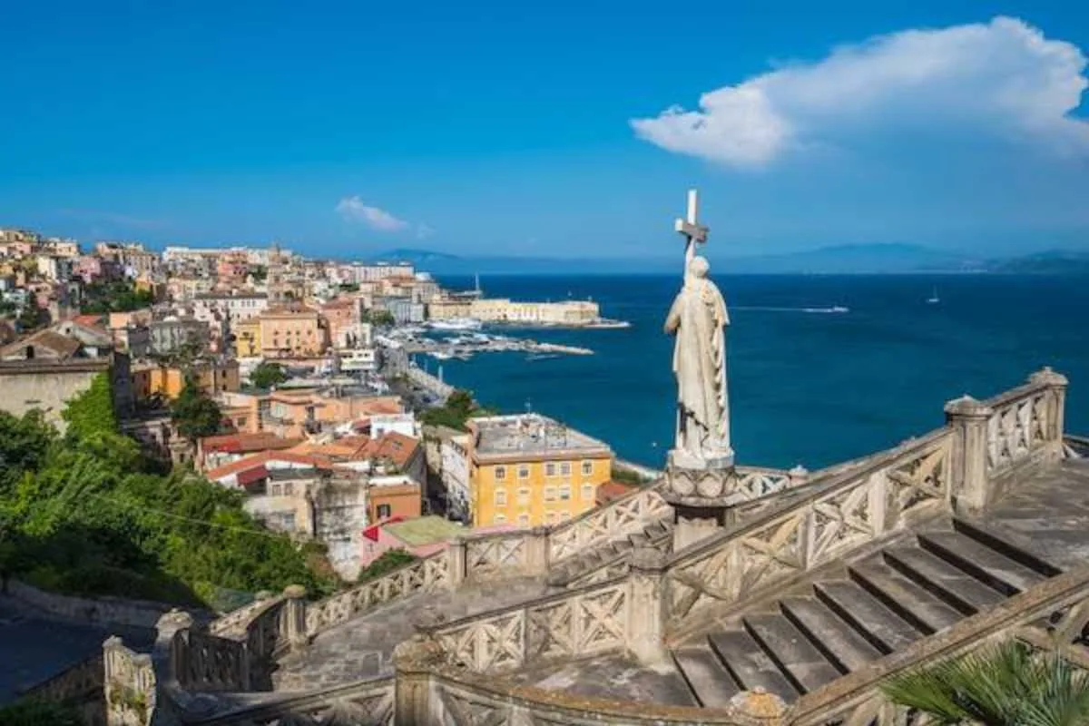 Vista panoramica della città italiana emergente, con architettura storica e paesaggi suggestivi.