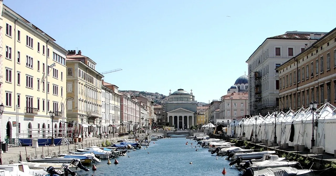 Vista di eleganti palazzi e canali nella "Piccola Pietroburgo" in Italia.