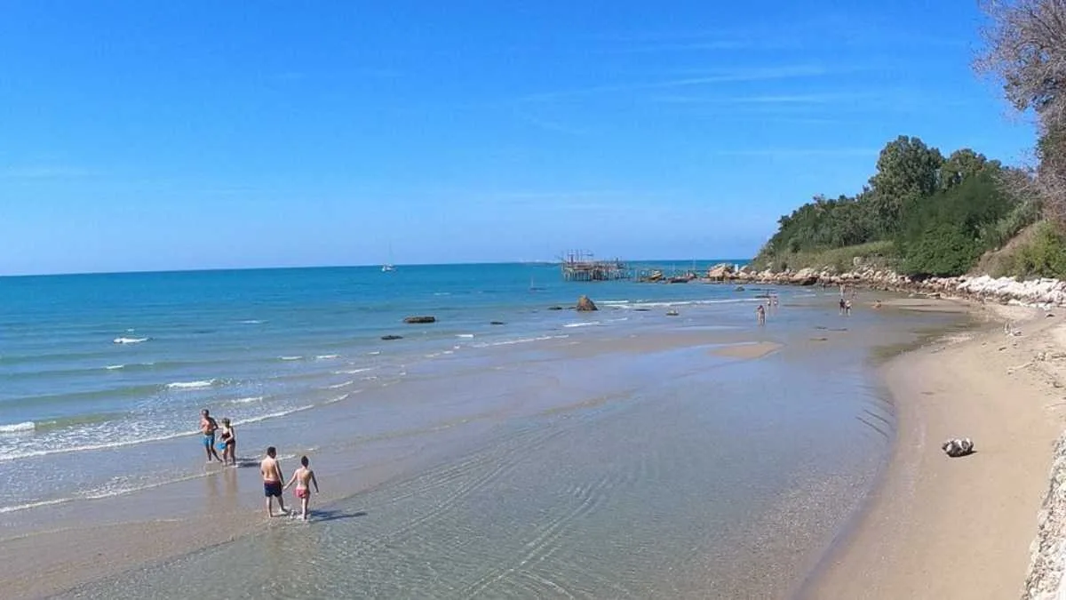 Spiaggia incantevole in Abruzzo con sabbia dorata e mare cristallino, ideale per una giornata di sole.